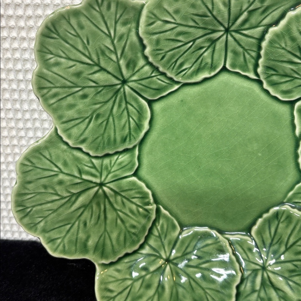 Bordallo Pinheiro Geranium charger plate - Picture 4 of 7